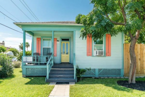 Cute Casa Azul-2 Blks to Beach Private Fenced Yard